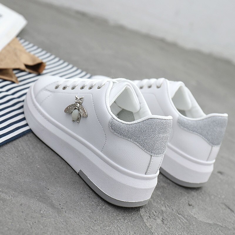 Zapatos con bordado de abeja pequeño blanco para mujer, zapatillas deportivas de Skateboarding con plataforma de cuero PU, calzado suave con diamantes de imitación: Plata / 39