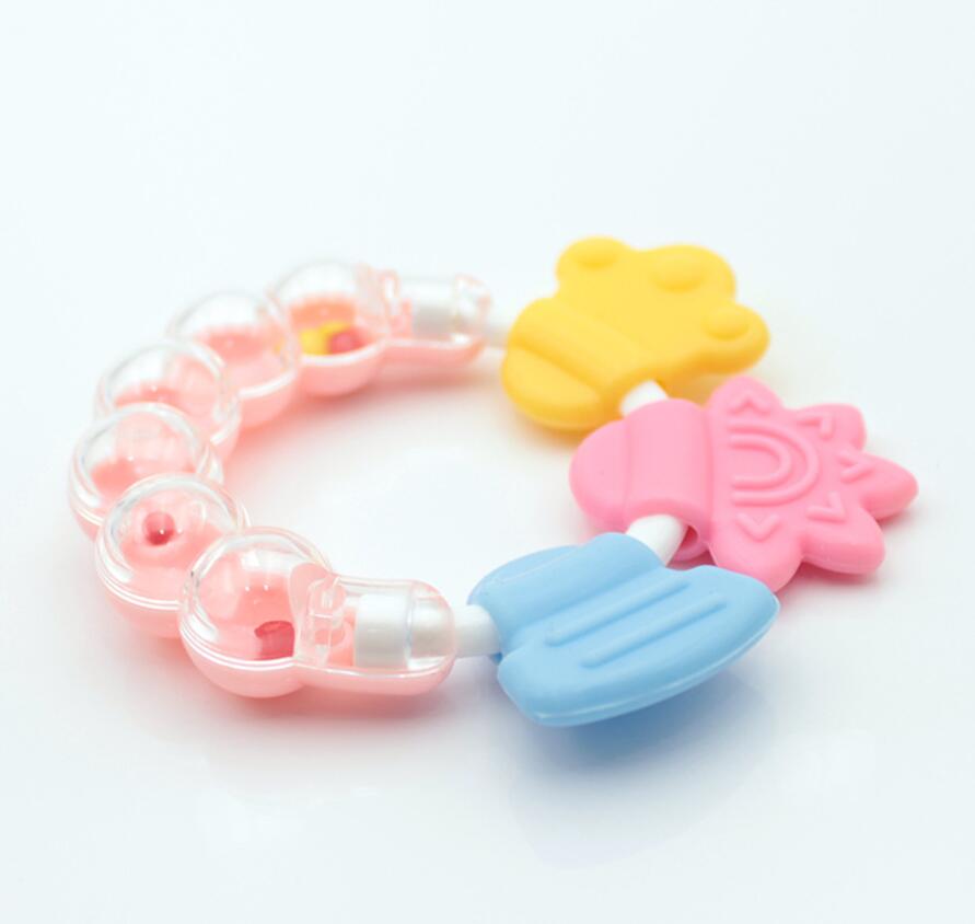 Ryste rangle baby-lillebørnes legetøj med blødt silikone vedhæftning pædagogisk armbånd legetøj til at tygge nyfødt baby 3+: Lyserød