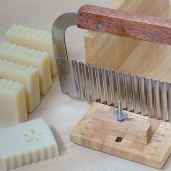 1 stk bølget opskærer rustfrit stål fræser hårdttræ håndtag krølle voks grøntsagssæbeskærer diy sæbesæt: Default Title