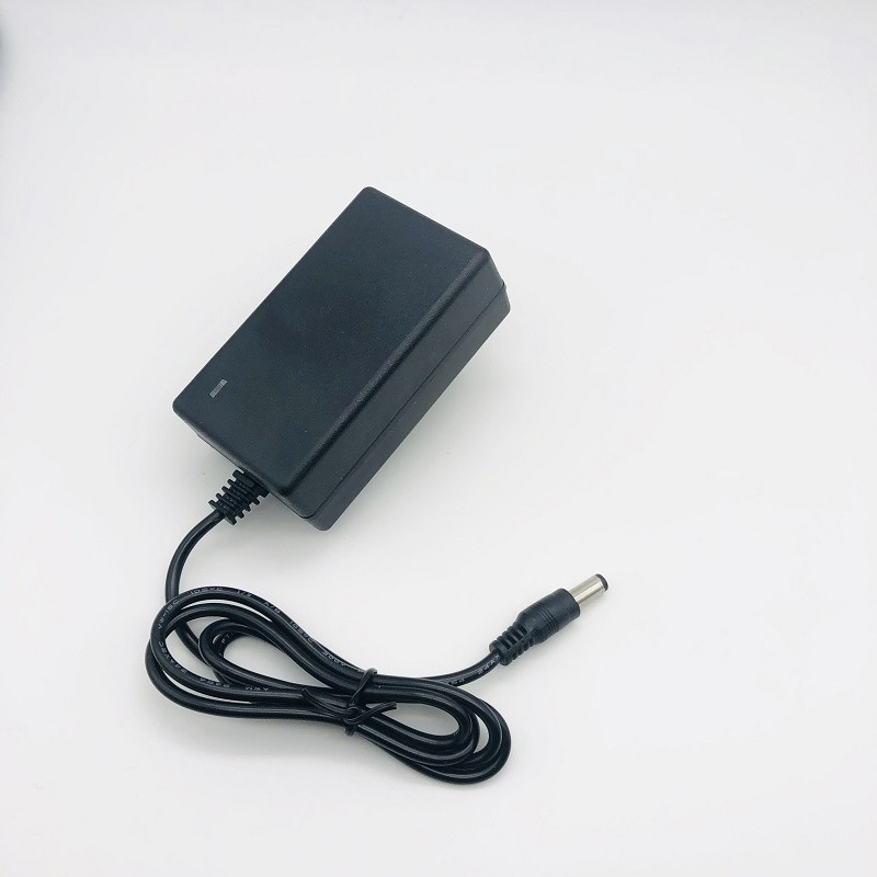 16.8V 2A 21V 1A 8.4V 2A Eu/Us Plug 18650 Lithium Battery Charger Dc 5.5 Mm * 2.1 Mm 100-240V Lithium Li-Ion Batterij Wall Charger