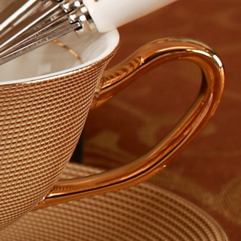 Guld lyx keramik kopp och tefat kungligt porslin enkla te uppsättningar moderna kaffekoppar tazas para café kök drinkware