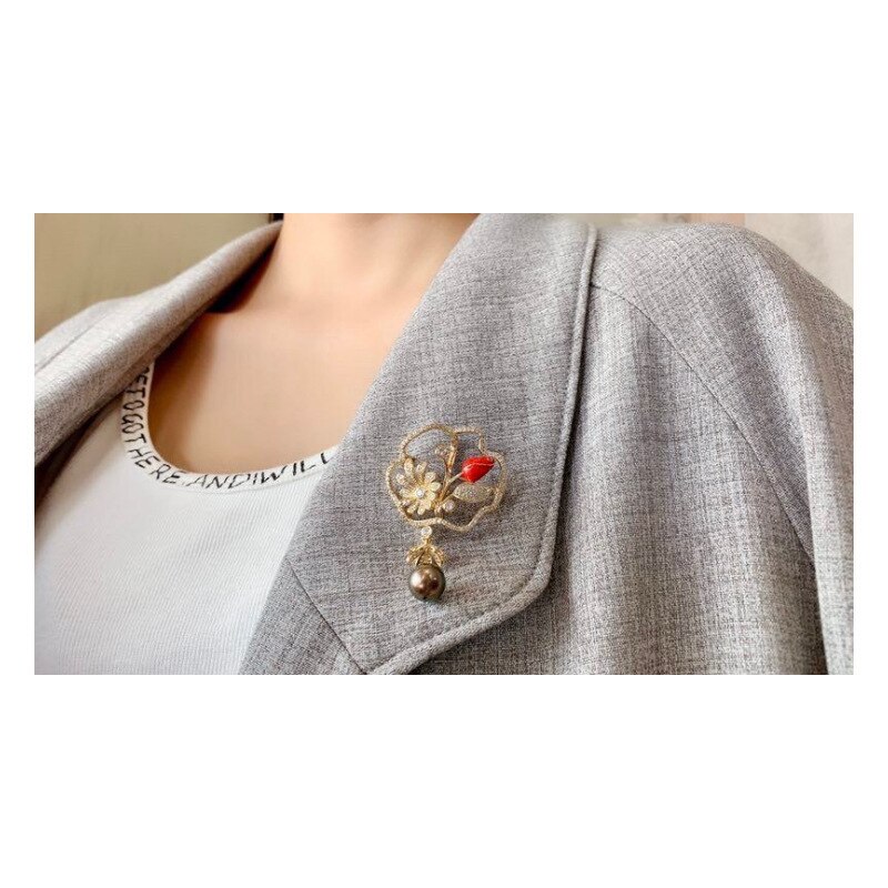 High End Dikke Gilded Lotus Maan Parel Broche Temperament Pin Elegante Celebrity Broche Met Honingdauw Accessoires