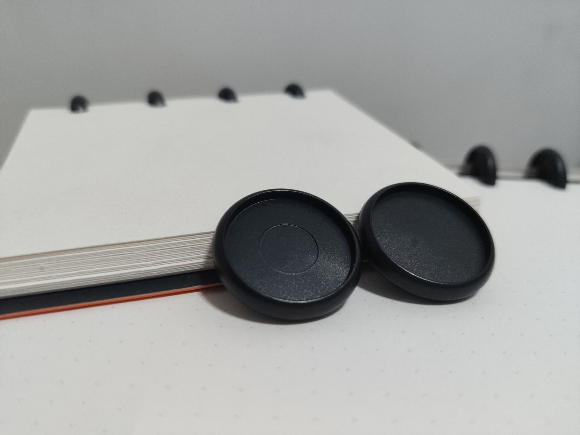 12Pcs Black Binding Discs Plastic Round Buttons Loose-leaf Coil Notebook Disc Arc T Mushroom Hole Binder Buckle Office Supplies: Black 28mm