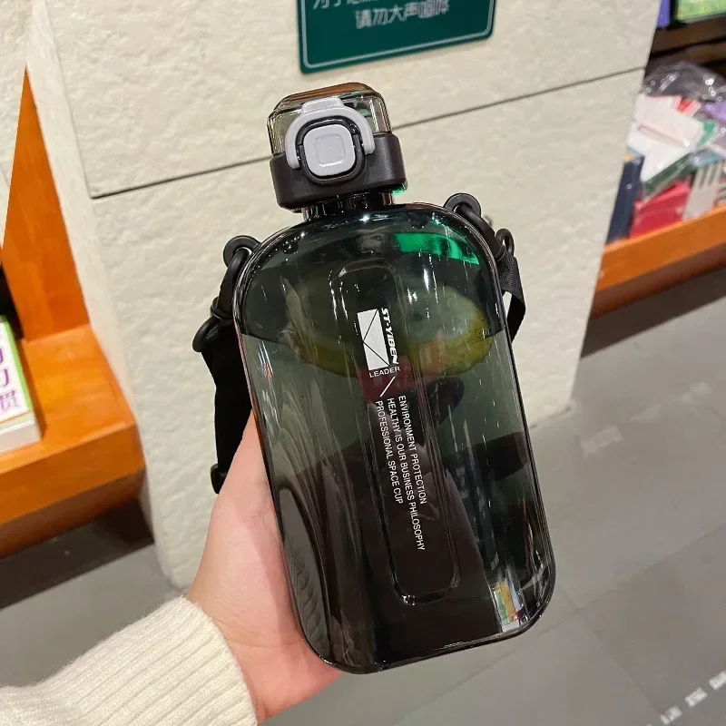 Botella de agua transparente cuadrada y plana, cantimplora de viaje portátil con correa ajustable, botella delgada para deporte y Camping: violet