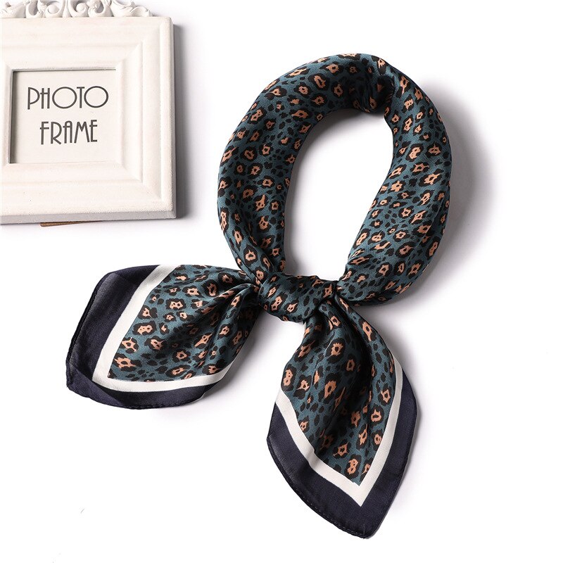 Leopard print tørklæde silke satin hår tørklæde for kvinder små bandana hoved taske tørklæder 70cm firkantet hals tørklæder til damer: Mørkegrøn