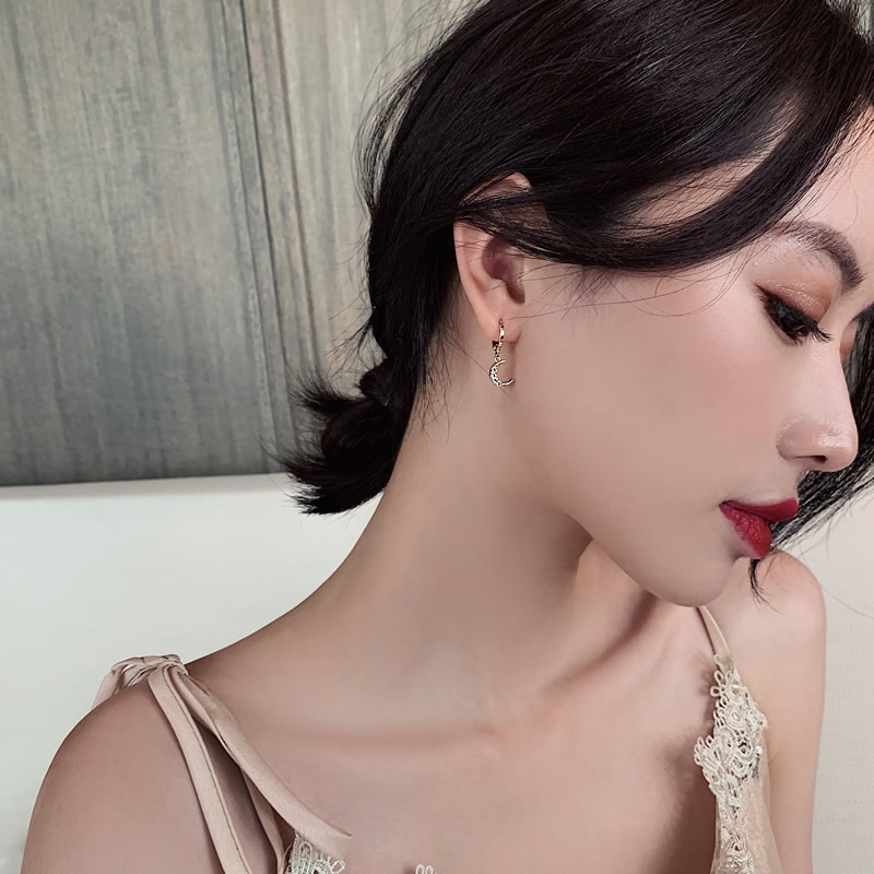 SIPENGJEL-pendientes colgantes asimétricos de media luna para mujer, joyería minimalista delicada, Huggies simples,