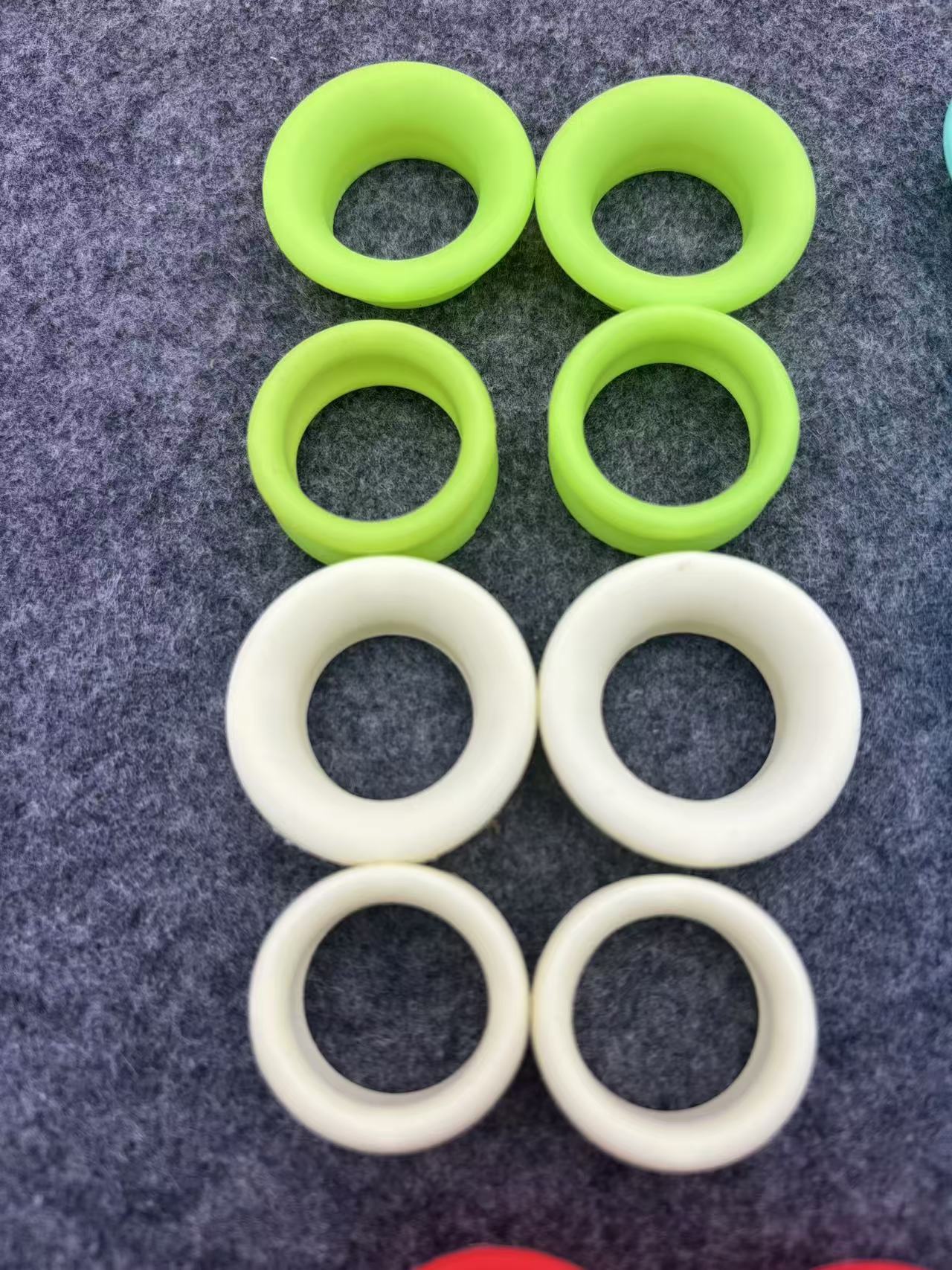 16 Pis plus doux paillettes cheveux toilettage pour animaux de compagnie ciseaux en caoutchouc de Silicone inserts d'anneau de doigt: vert militaire