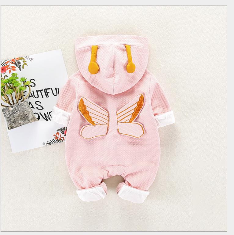 A borboleta da menina tem um casaco mais grosso