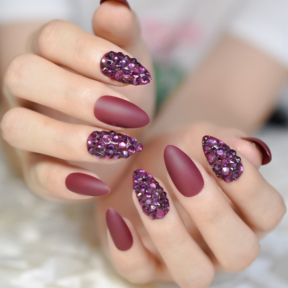 Rhinestone Matte Doodskist Korte Nagels Maroon Rood Kleurrijke Edelsteen Handgemaakte Nep Nagels Frosted Party Lady Nagels: Z970