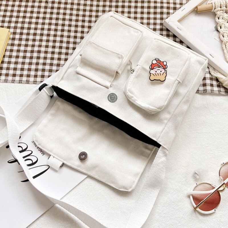 Quadratische umhängetasche für damen, lässige schultertasche mit überschlag und aufnähern, verstellbare träger, messenger bag aus canvas für damen