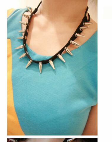 Laagste prijs kunstleren hoofdband spikes klinknagels party punk ketting