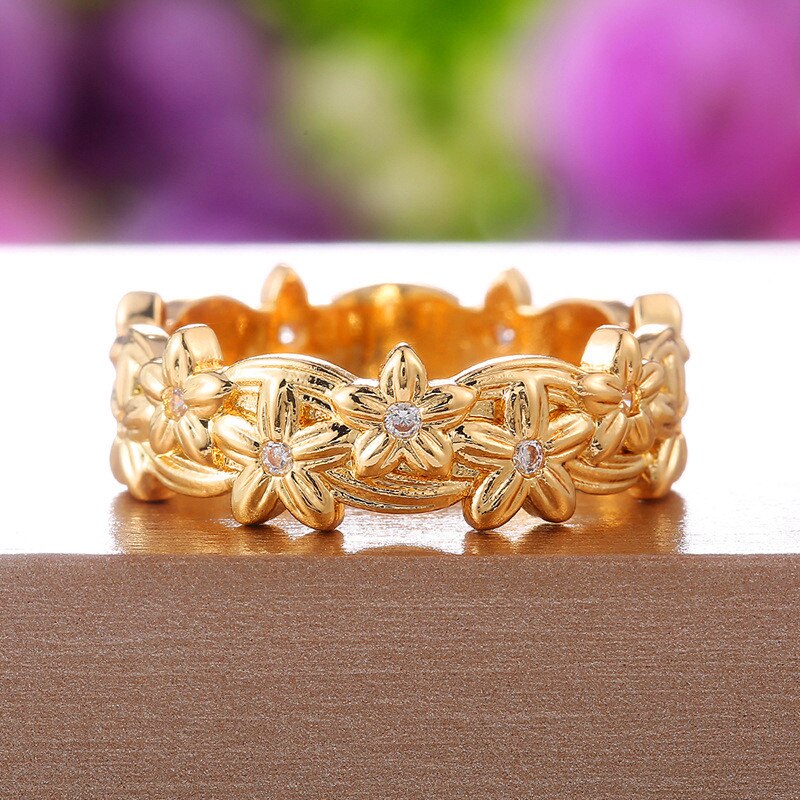 Luxury Female Metal Relief Flower Ring Charm Gold Color Wedding Ring Charm White Round Crystal Engagement Rings For Women