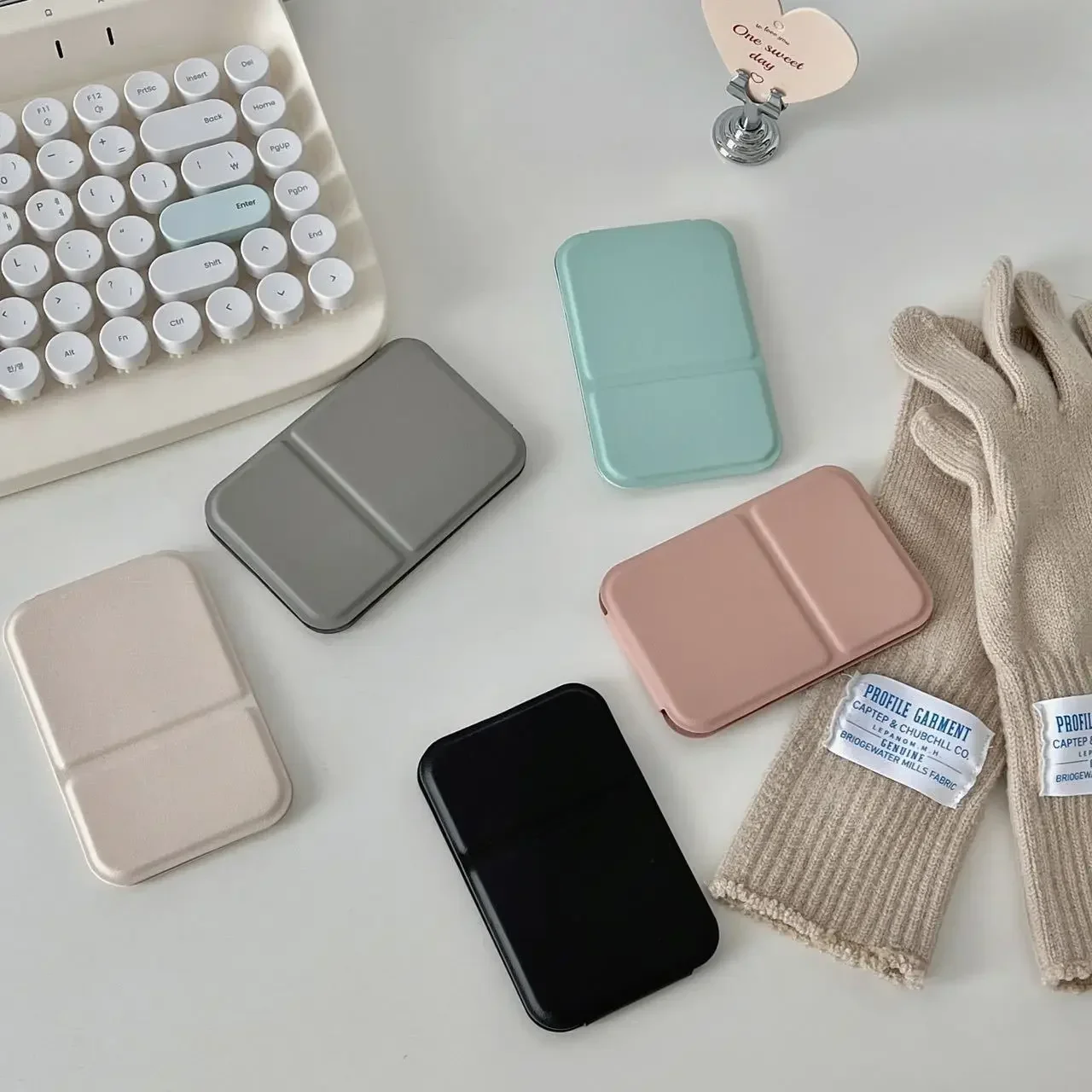 Desktop make-upspiegel Effen kleur PU-leer Eenvoudige draagbare draagbare make-upspiegel Opvouwbare student Compacte schattige zakspiegel