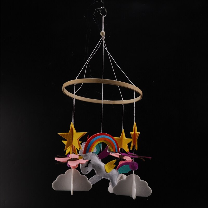 Wieg Baby Plafond Nursery Decor Met Natuurlijke Houten Bijtring Zuring En Fern Grijs En Roze Mobiele Vlinders & Regenboog In de Cl