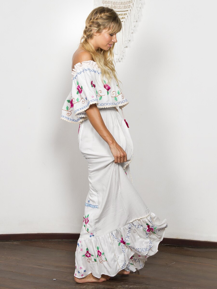 Boho inspireret hvid broderet dess kvinder flæser boho kjole off shoulder blonder trim sommer kjole elastisk lang kjole