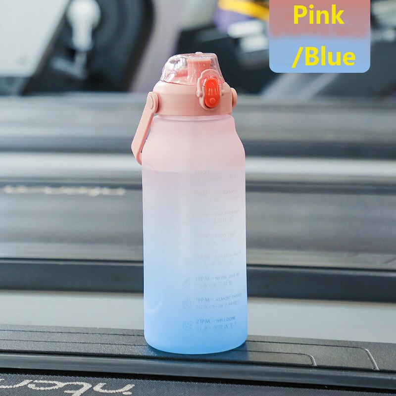 1.5/2L Große Kapazität Wasser Flasche Freies Motivation Fitness Krüge Gradienten Farbe Kunststoff Tassen draussen matt Becher