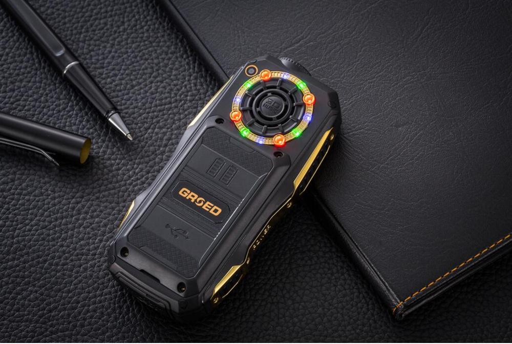 Originele 6800 Mah Power Bank Mobiele Telefoon Zaklamp Grote Knop Russische Frankrijk Taal Dual Sim-kaart Mobiele Telefoon Senior Telefoon