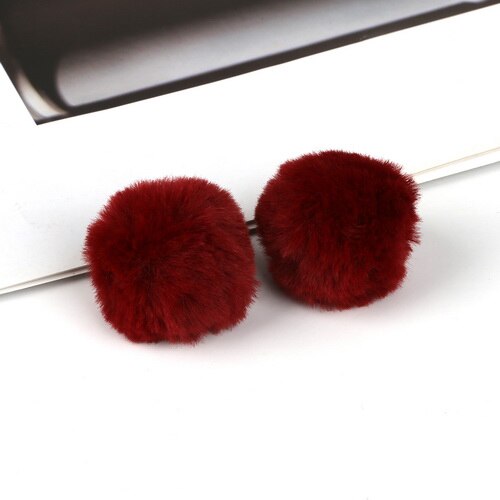 18 st/lot 4cm flerfärgad fluffig söt pom pom porte klave för kvinnor väska charm leksaker härlig päls boll pompom för nyckelring material: Vinröd