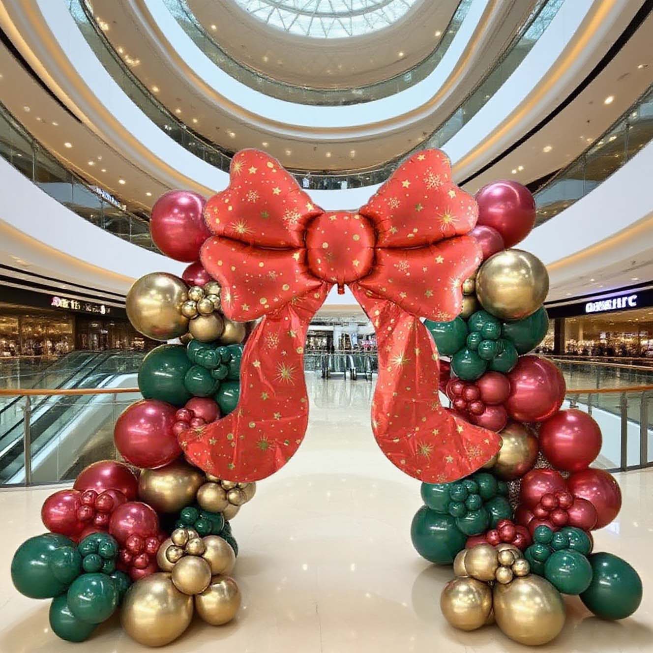 Set de decoración navideña y de Año , globos de látex rojos, verdes y dorados para un feliz Navidad y Año .