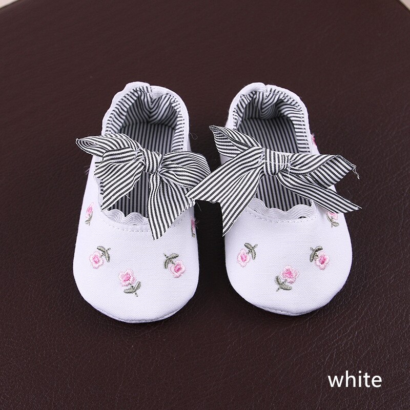 Zapatos de encaje bordado Floral para bebé niña, calzado de algodón suave, zapatos infantiles para primeros pasos: White / 13-18 meses