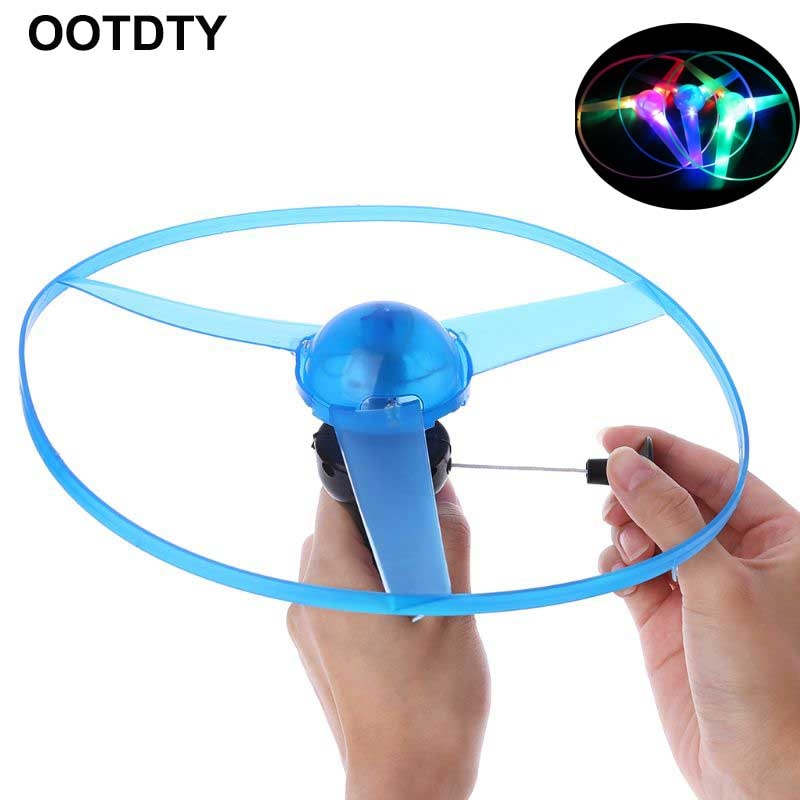 1 stück LED Blinkt Kunststoff Pull String Fliegende Untertasse Propeller Spielzeug Disc Hubschrauber Neue