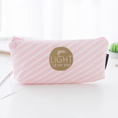 1 kpl/myy ytimekäs kawaii penaali söpö vaaleanpunainen vino raitakuvio koulutarvikkeet paperitavarat kynärasia penaalipussi: M