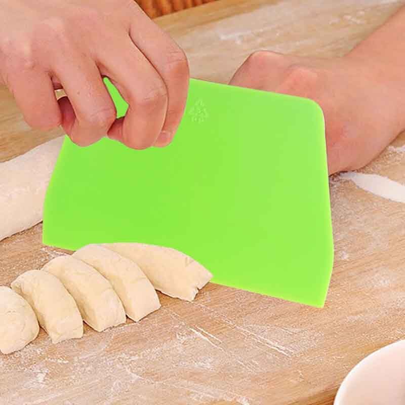 1Pcs Portable DIY Baking Tool Plastic Green Multifunction Pastry Cutter for Cake Dough Scraper Kitchen Accessories