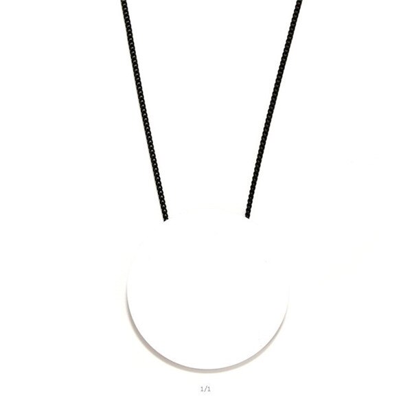 Halskæde trendy stor sort hvid akryl cirkel lang falsk krave vedhæng halskæder til kvinder bijoux: Hvid