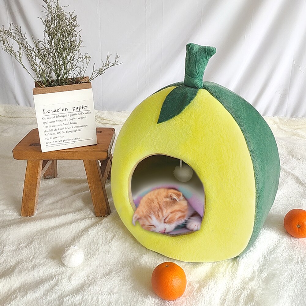 Kattenhol van vilt voor op de plank
