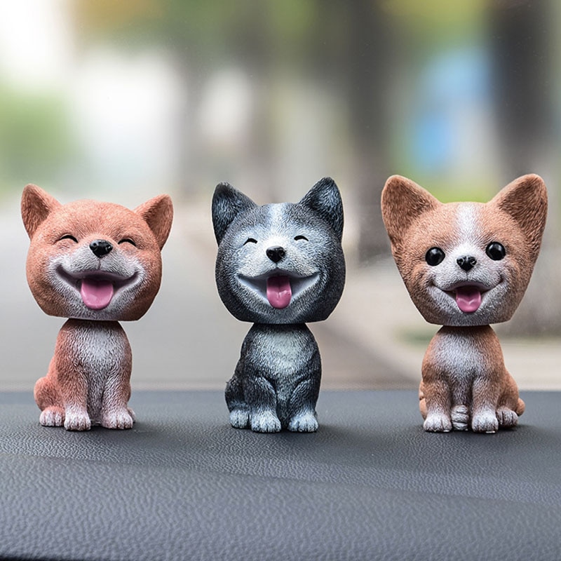 Tegneserie plast rystende hoved hund ornament harpiks sød nikkende dekoration til bil interiør hjem værelse caraccessories legetøj