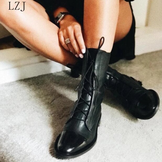 Bottes plates en cuir verni Style britannique pour femmes, belles bottes de moto noires à bout pointu,