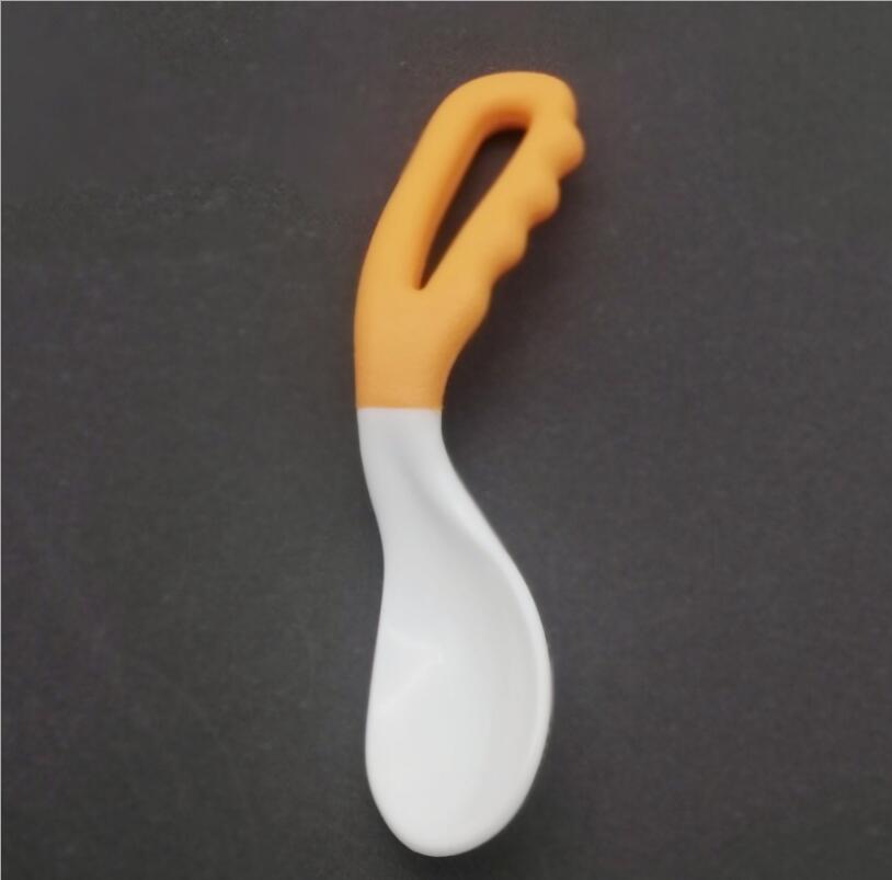 Cuillère d'alimentation solide, cuillère coudée pour enfants, cuillère à manger incurvée, vaisselle d'alimentation pour bébé, ustensiles: Orange Spoon