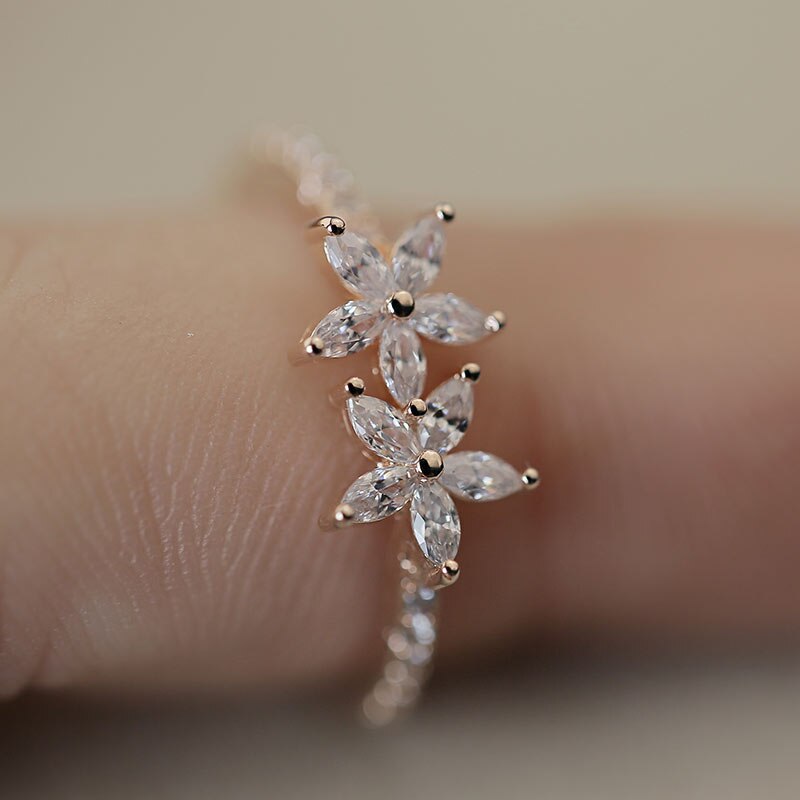 Huitan Pflanzen Ring Für Frauen Romantische Doppel Blume Engagement Ring Chinesische Stilvolle Kirsche geformt Nette Zubehör Für Mädchen