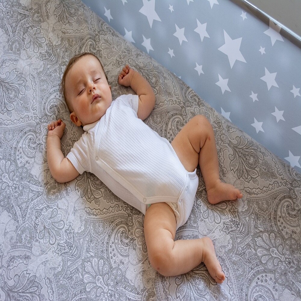 PLASTIMYR, BARANDILLA CAMA SEGURIDAD NIÑOS, ESTRELLAS FONDO GRIS, 150 cm, BARRERA PLEGABLE BEBE, DORMIR