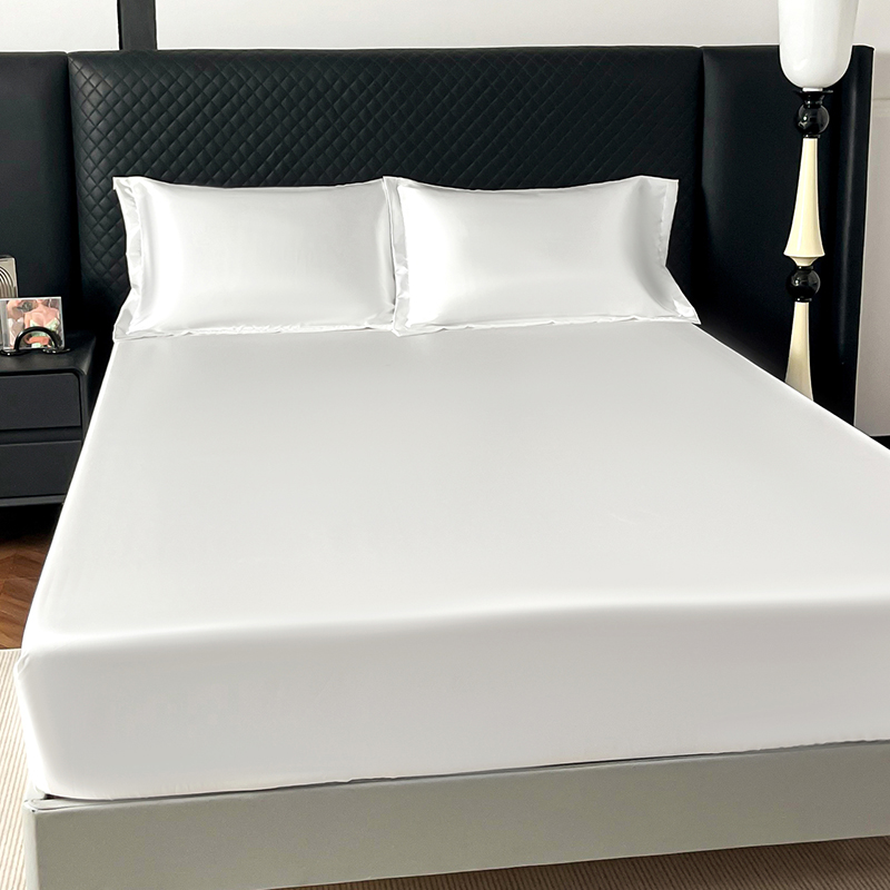 Jedwabna elastyczna narzuta na łóżko bez poszewki na poduszkę