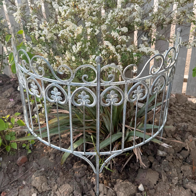 Valla de jardín rústica, sistema de soporte de plantas de hierro antiguo para enredaderas trepadoras, decoración de cama de flores, enrejado de jardín insertado en el suelo con borde