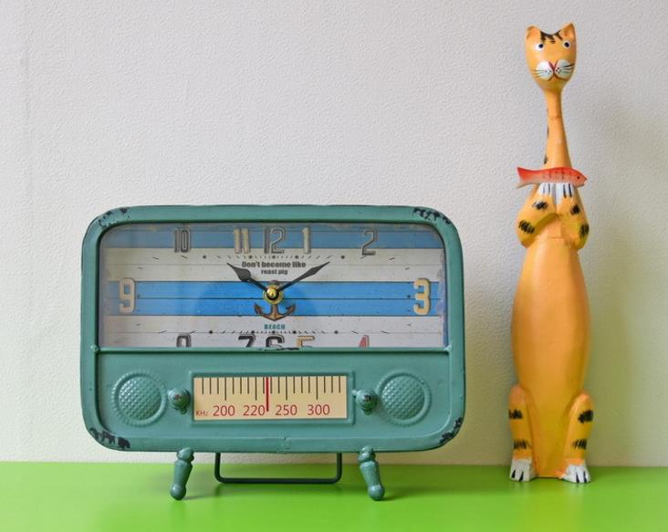 Metallklocka retro nostalgisk radiojärn metallbordsklockor termometer dispaly timer sovrum studie kontor antik dekor klocka