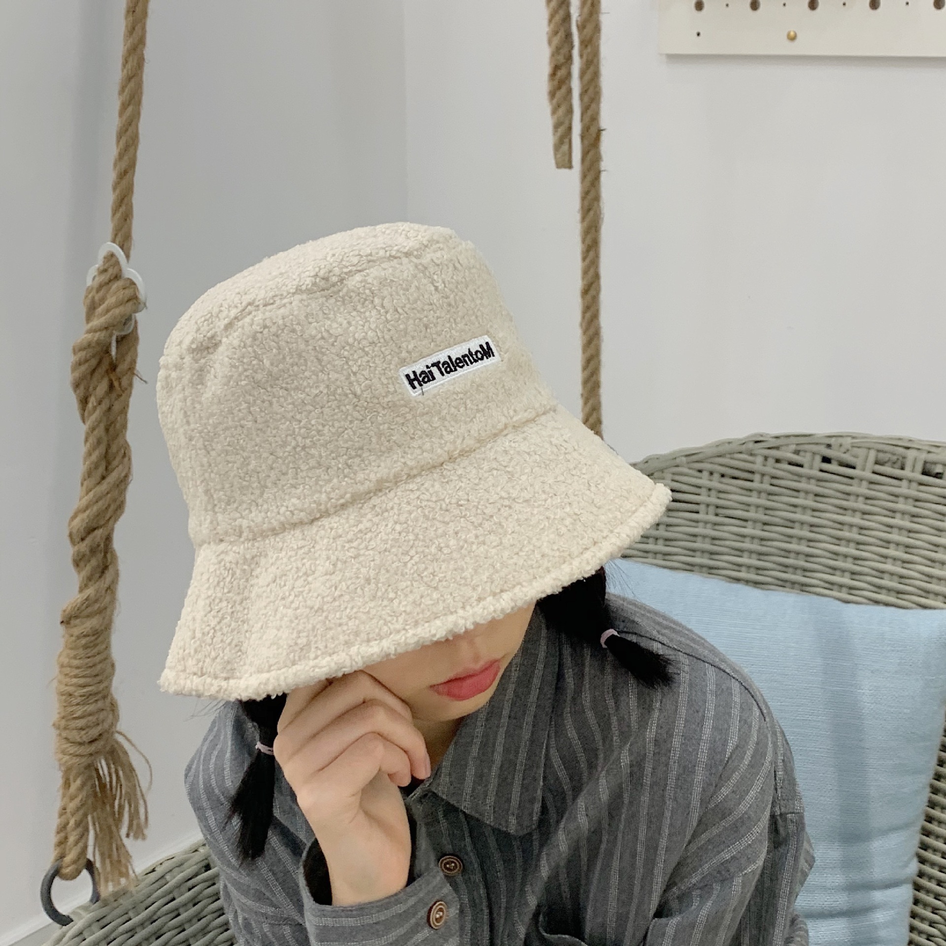 Sombrero de pescador de Cachemira para mujer, gorro redondo cálido de , de felpa de piel sintética, Retro, con letras estampadas, para invierno: Blanco