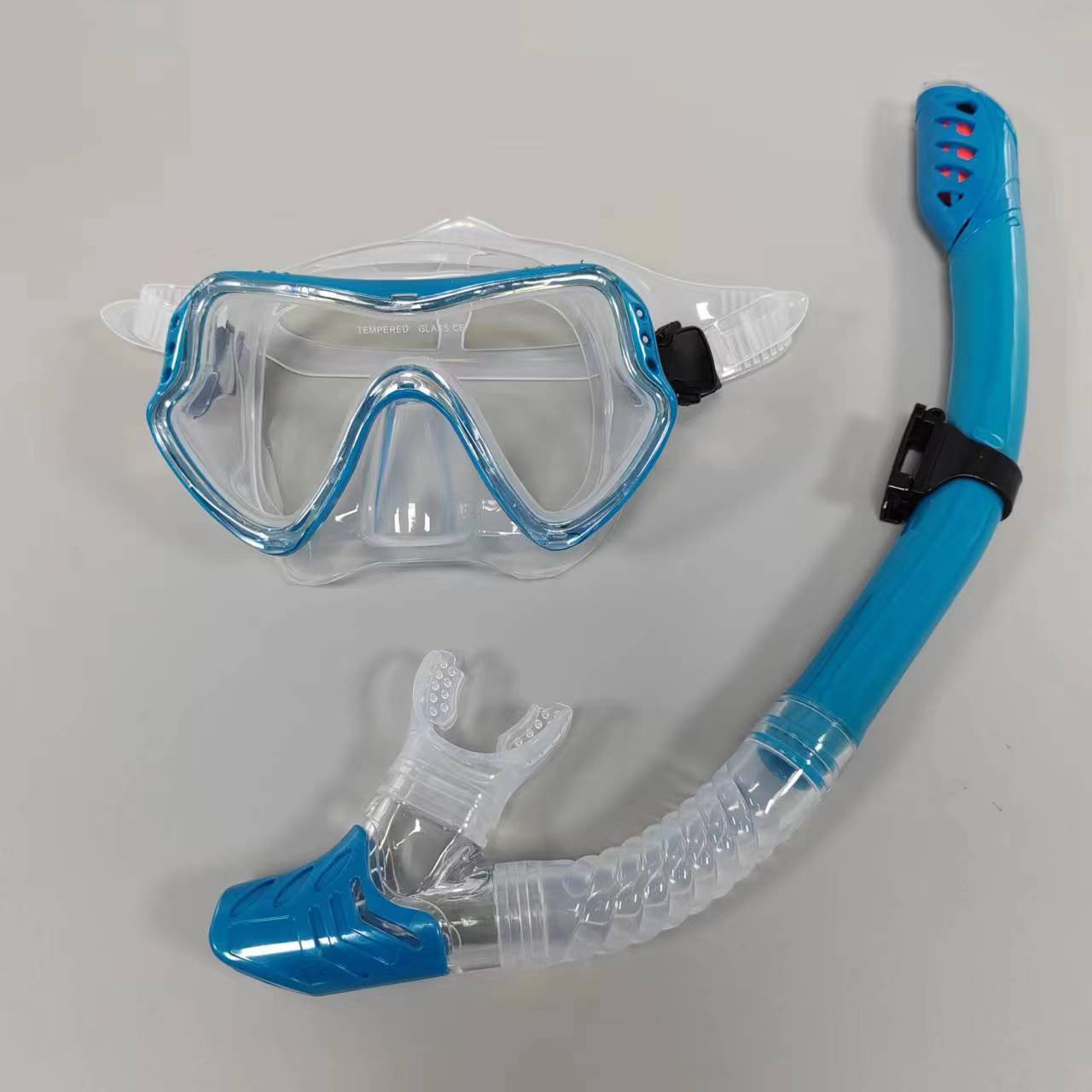 Equipo de silicona de , máscara de buceo, equipo de snorkel para adultos, gafas de natación impermeables UV para hombres y mujeres: Multicolor