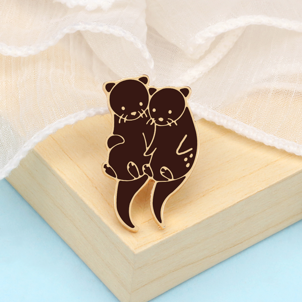 Mooie Zeeotter Knuffelen Ijsblok Broche Pin Cartoon Otters Hand Hand Badge Mode Email Reversspeldjes Sieraden Cadeau Voor Kinderen: Goud-kleur