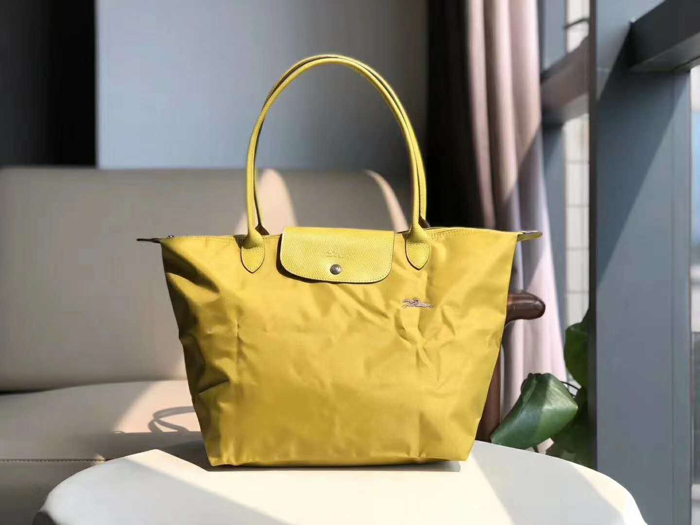 Longxiang 70 ° aniversario de un solo hombro Dumpling Oxford tela con cuero gran compras impermeable Tote Commuter: Large yellow