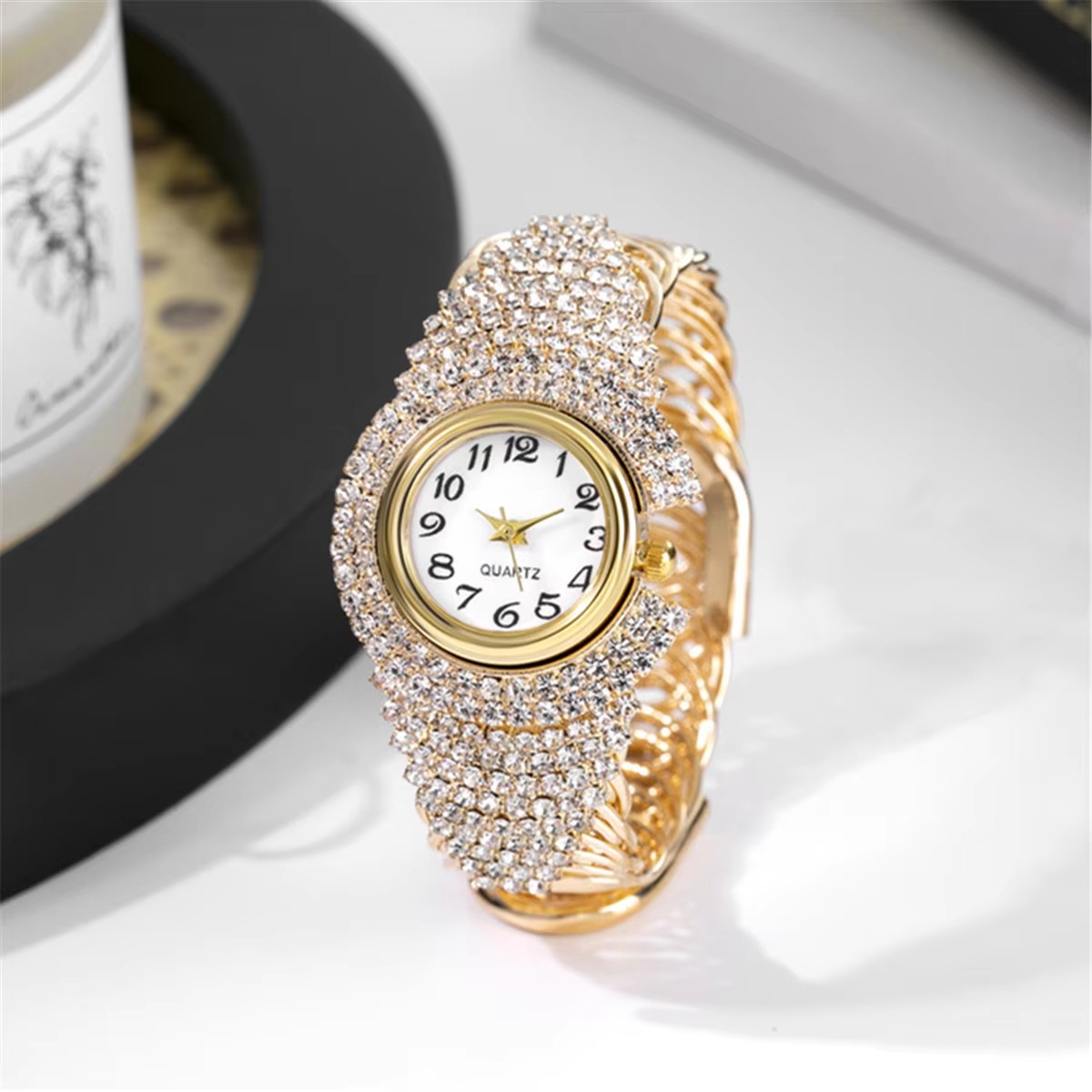 Een Koreaanse versie van modieus en veelzijdig dameshorloge met licht luxe diamanten ingelegd quartz armband