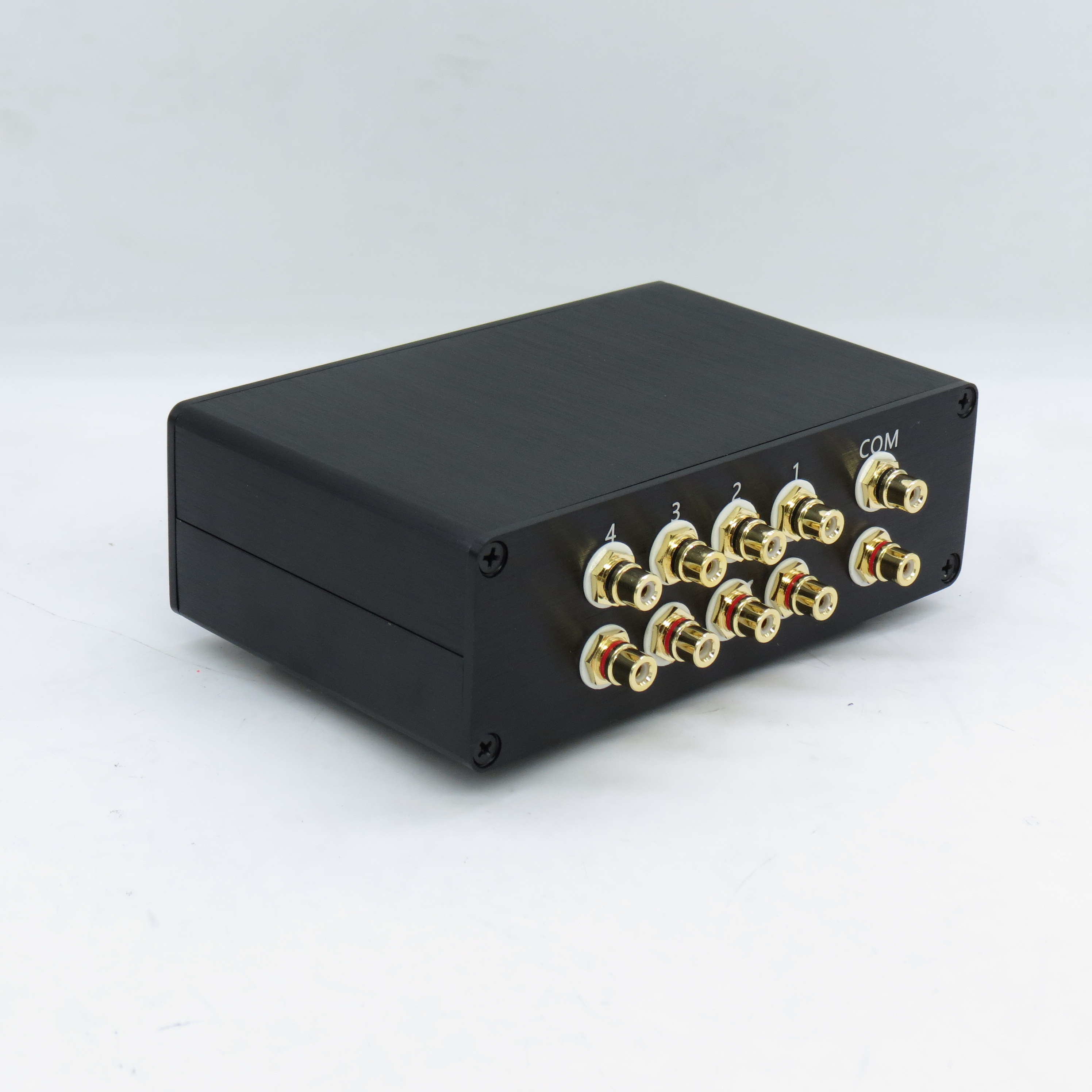 4 (1)IN 1 (4)OUT 4 way audio INPUT RCA signal cable splitter selector switcher switch schalter Source connector audio selector