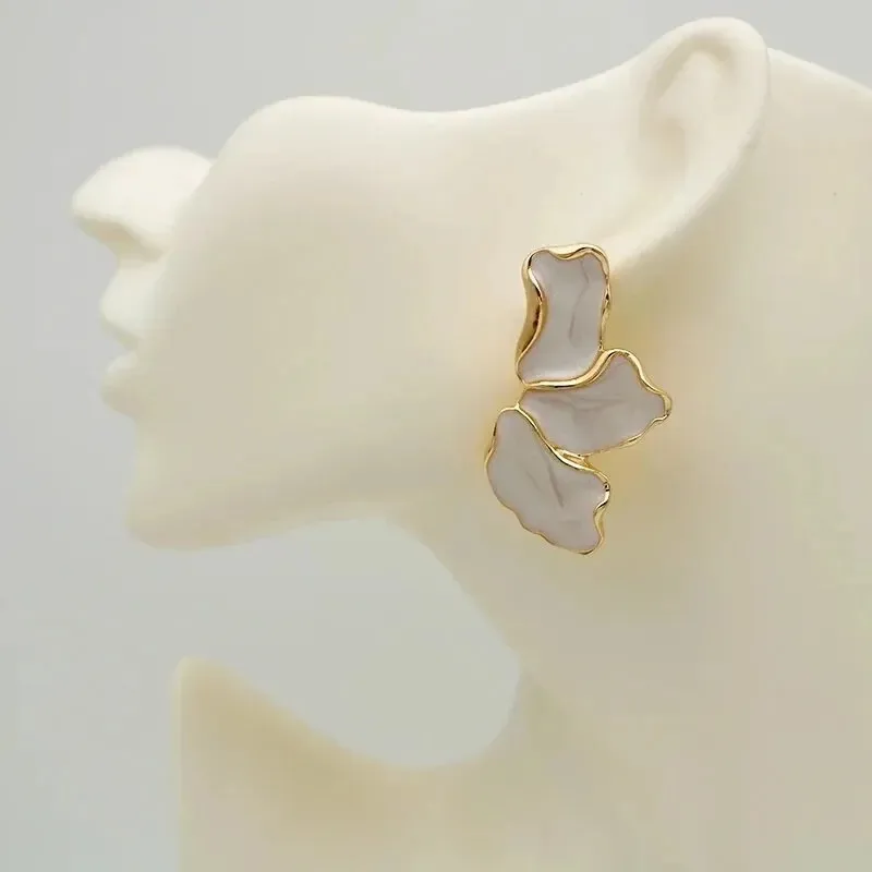 Pendientes de tuerca de color crema con flores de Metal para mujer, pendientes de poste irregulares chapados en Color dorado a la , pendientes llamativos de pesado