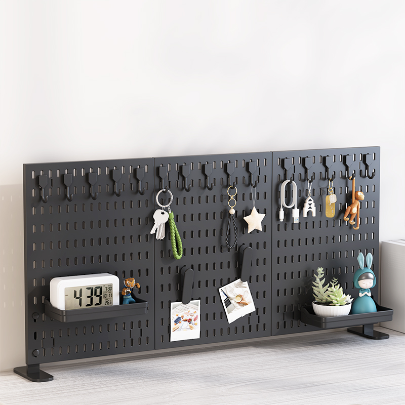Desktop opslag pegboard voor kantoor en thuisgebruik, uitgerust met verschillende accessoires, vrij te combineren voor decoratie.