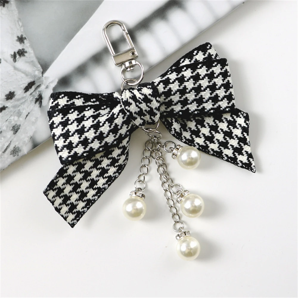 Zwart Wit Rooster Strik Sleutelhanger Parel Hart Link Chain Sleutelhanger Kwastje Metalen Beer Auto Trinket Handtas Hanger Accessorie: WHITE