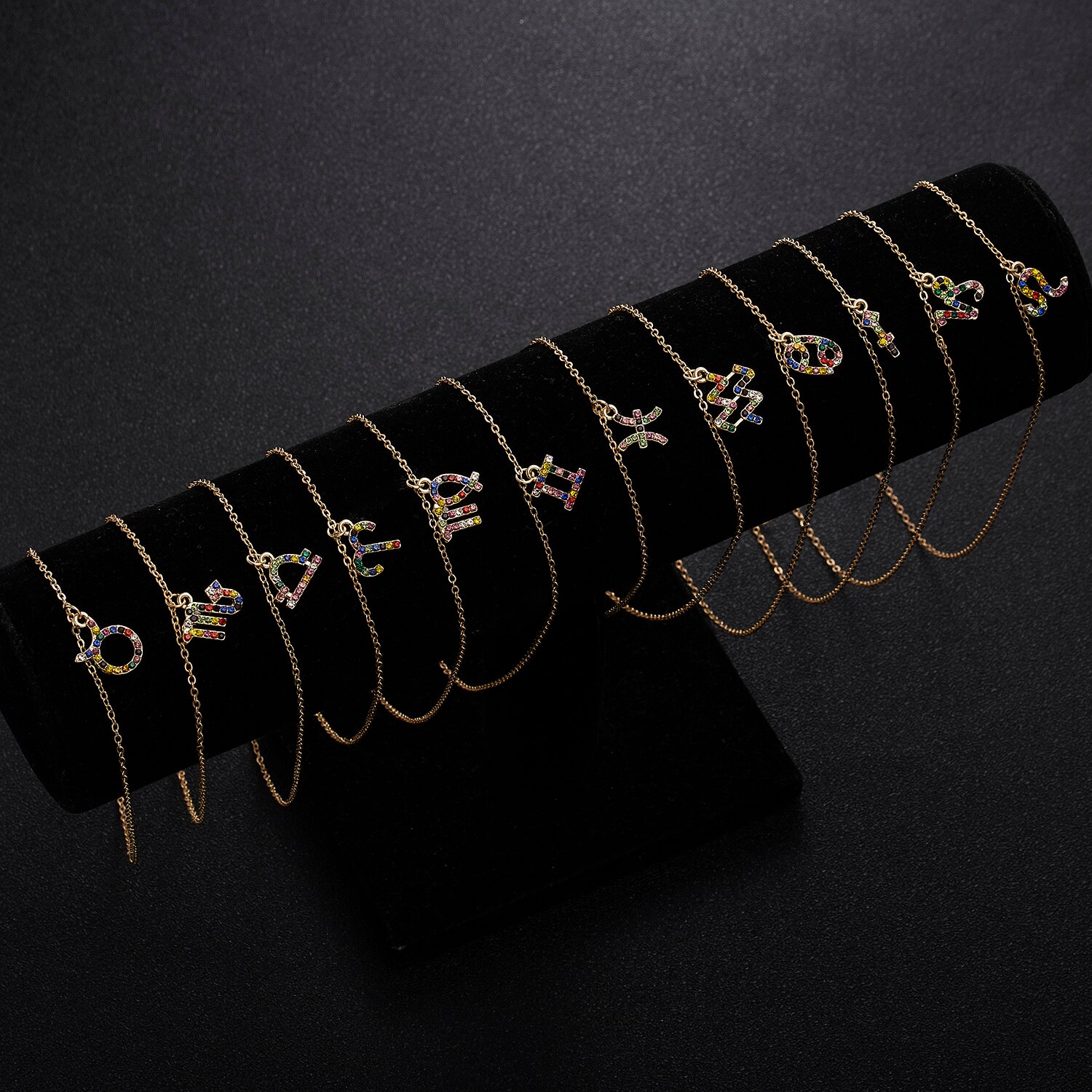 Halskette mit anhänger aus zwölf sternbildern und strasssteinen – ein tolles accessoire für damen, perfekt für geburtstagsfeiern.