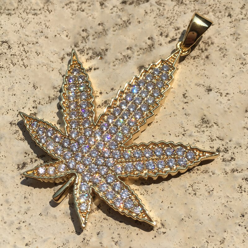 Collar con colgante de pluma de circón cúbico, 18 estilos, Hip Hop, Color dorado, Iced Out, colgante con abalorio de Faraón ostentoso para hombres: Maple Leaf