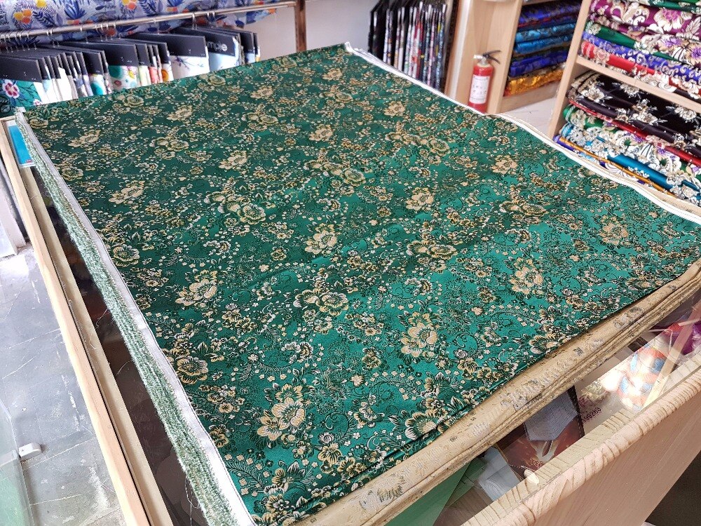 Brocado de seda chino, tela de Damasco tejida para cojines o qipaos, reverso verde oscuro con oro blanco y verde, patrón de flor de melocotón