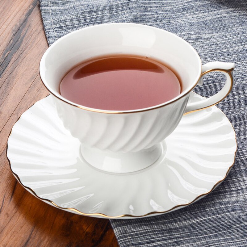 Hvit keramisk kaffe te kopp tallerken sett klassisk tekopp og tallerken sett tekanne golden rim ettermiddagstekopp med skje drinkware